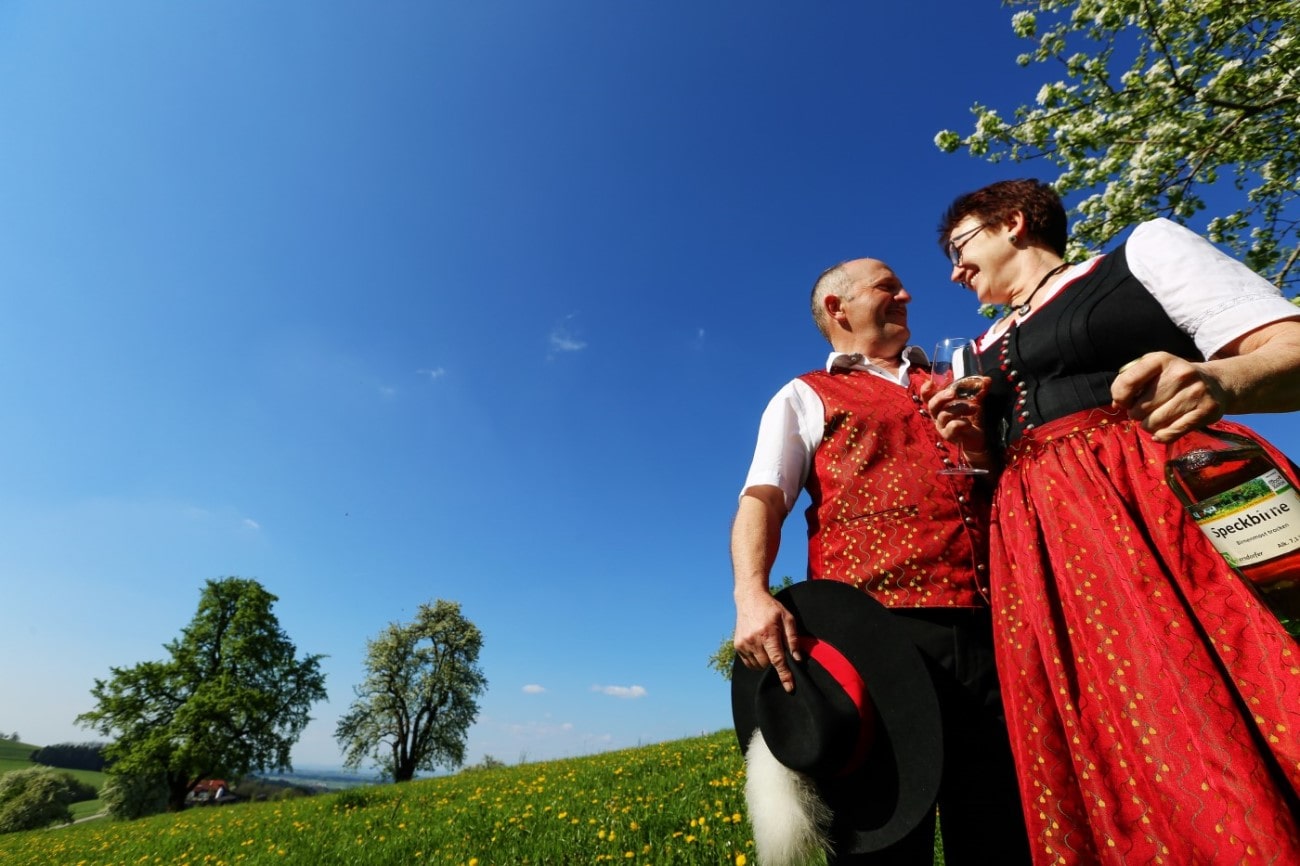 Mostbaron in voller Montur mit schwarzem Hut, Adlerflaum und Festtagsgewand